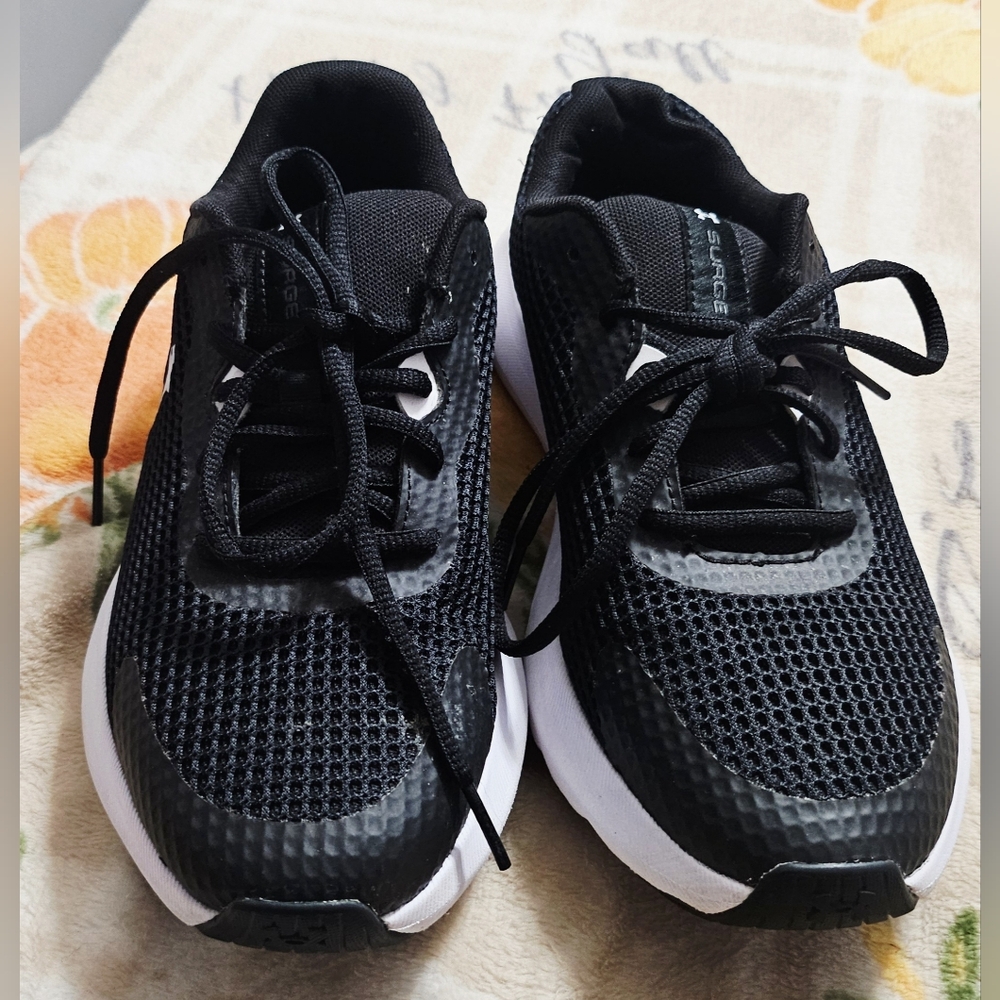Womens Under Armour Surge 3 black/white running shoes size 7.5